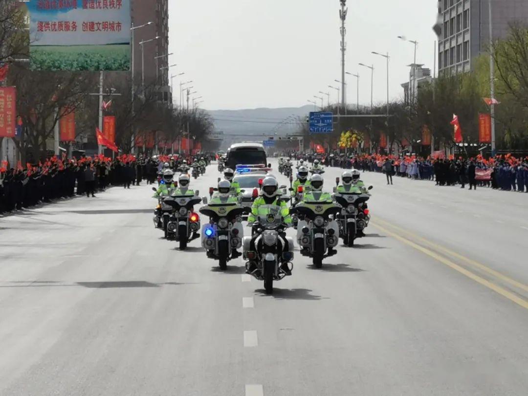 拦警车，送蛋糕，他们用这样的方式向逆行者致敬