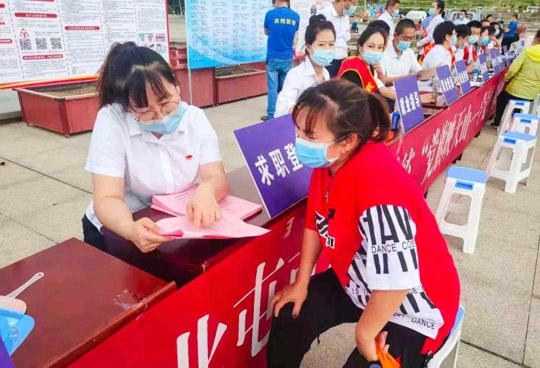 贴近群众问需求 贴心服务办实事