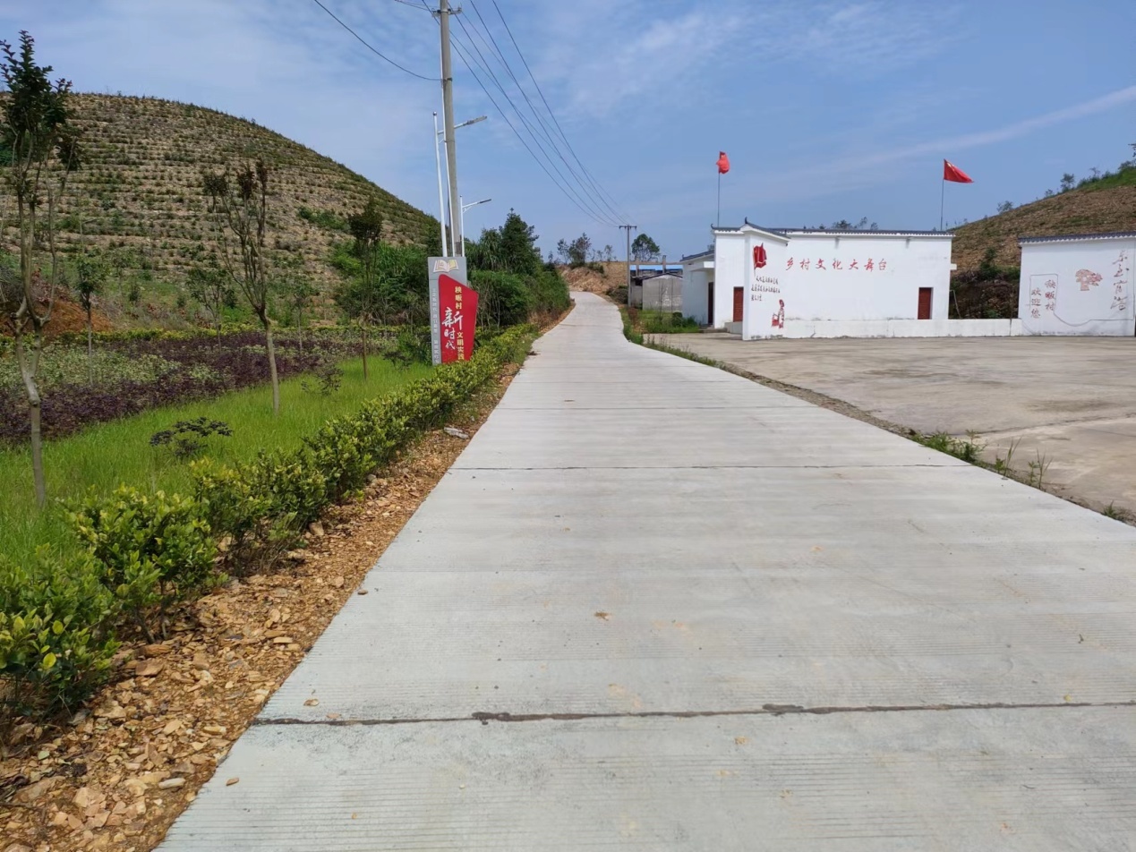 让致富路、幸福路、连心路、振兴路越走越宽