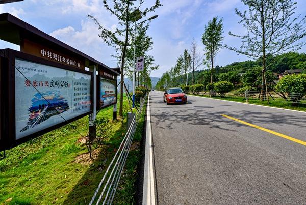 让致富路、幸福路、连心路、振兴路越走越宽