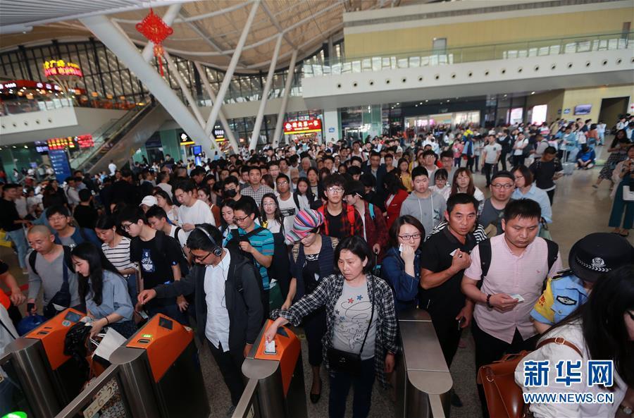 全国铁路迎来端午小长假出行客流高峰