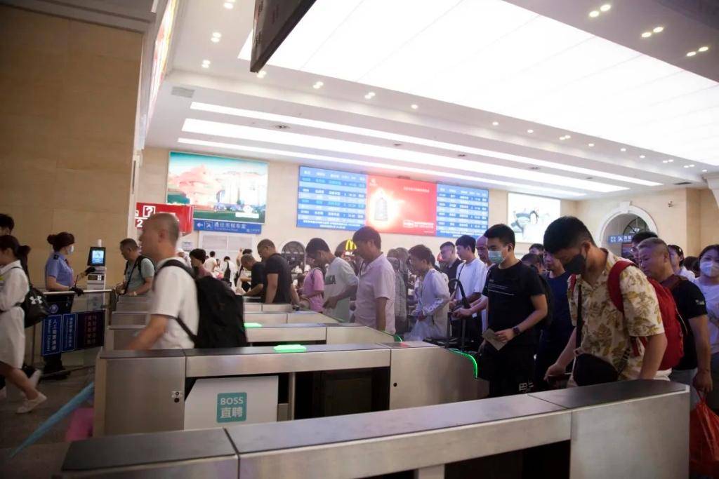 全国铁路迎来端午小长假出行客流高峰