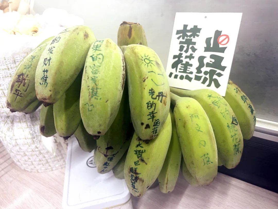 高温下的快递小哥：“多赚点”是最大期望