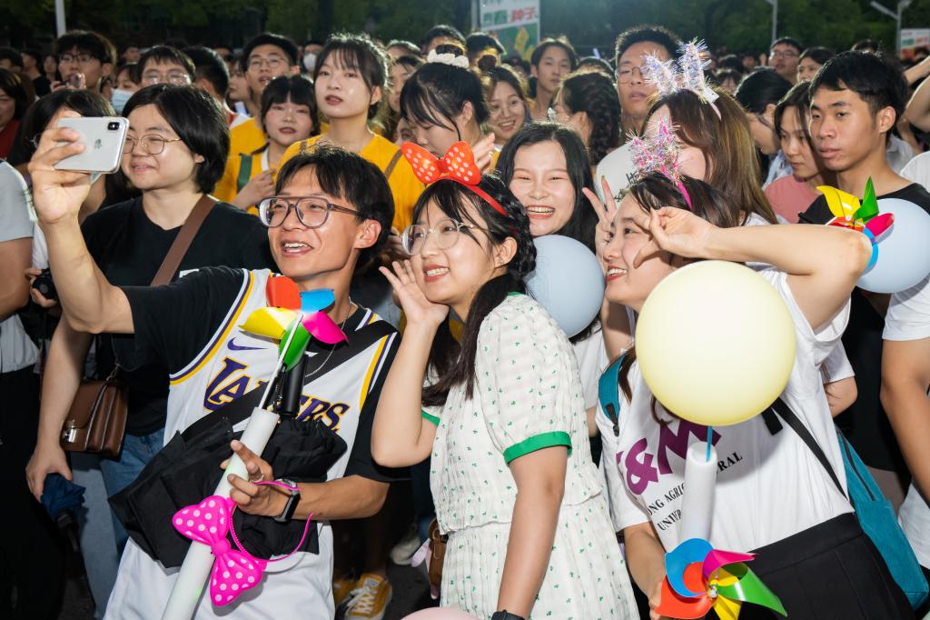 农机巡游：不一样的毕业季