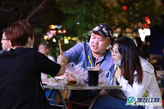 哈尔滨夜游夜市红火，为城市消费增添新动能—— 夏日“冰城”点亮夜经济