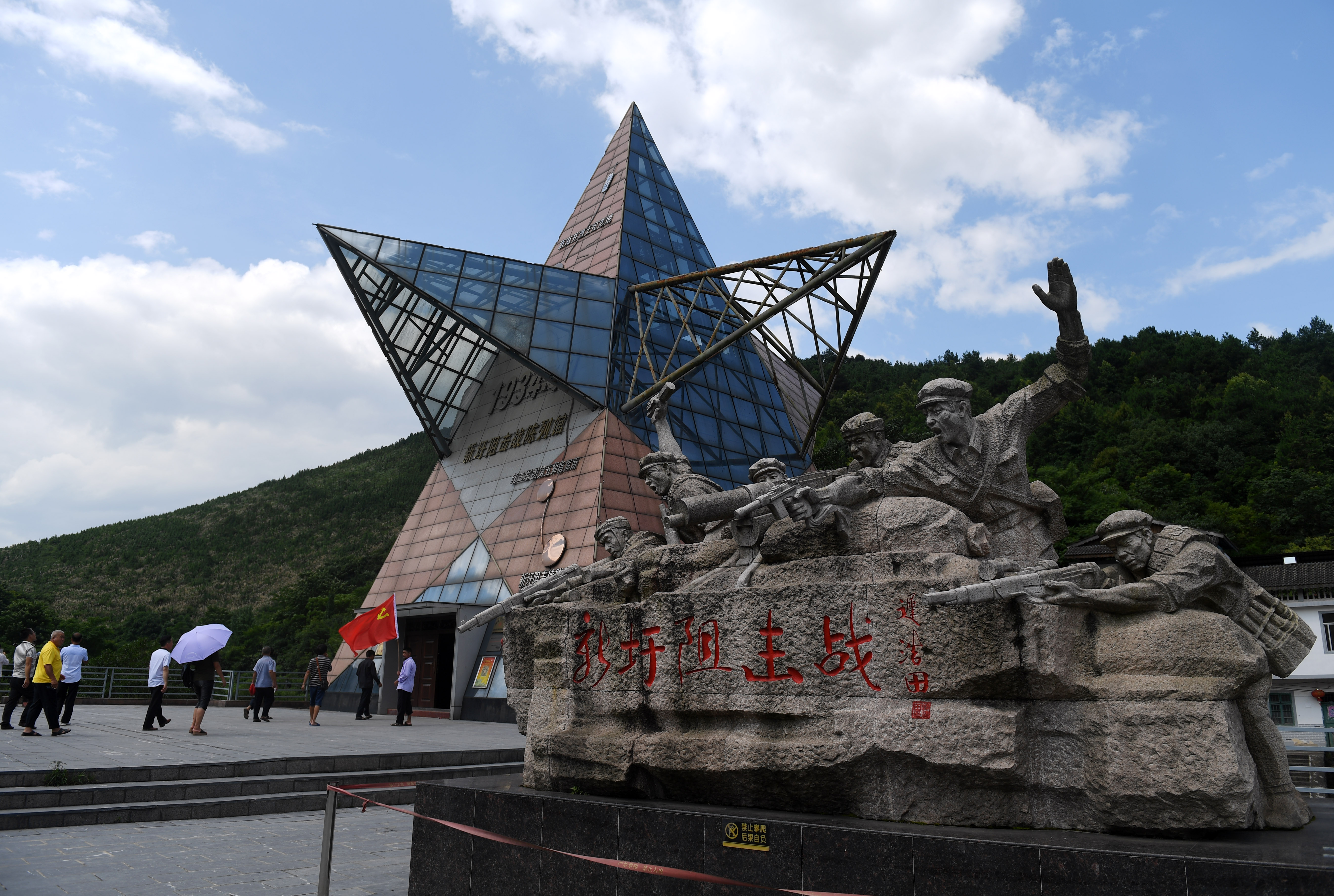 贵州贵阳：“红飘带”礼敬长征故事