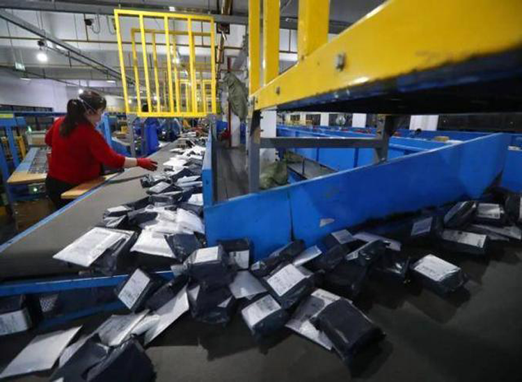 紧急提醒！雷雨天开快递柜易触电！