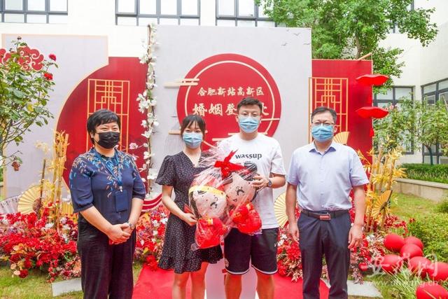 广州举行结婚登记户外颁证仪式