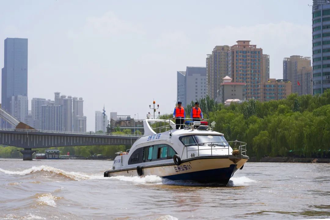 兰州举行水上交通应急搜救综合演练