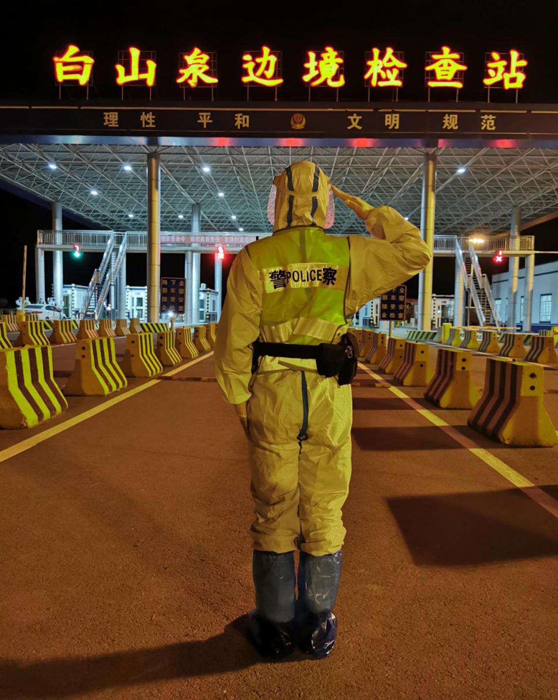 三亚铁警开展治安巡查 为群众“守夜” 为平安“站岗”