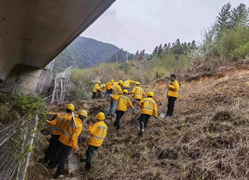鲁豫多地暴雨 各地全力应对