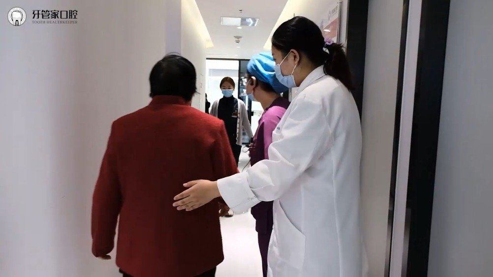 从不能动到迈出一小步,六旬阿姨惊人蜕变背后,是成都誉美医院医患共同的努力