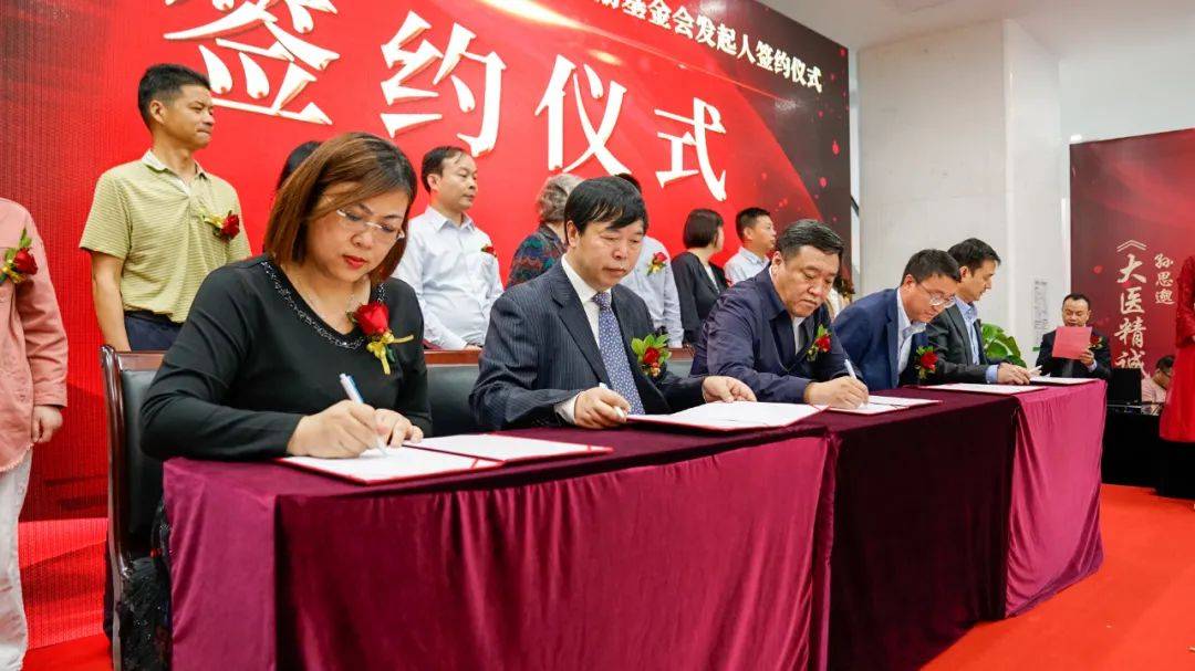 成都中医大银海眼科医院与宁波市眼科医院签署合作协议