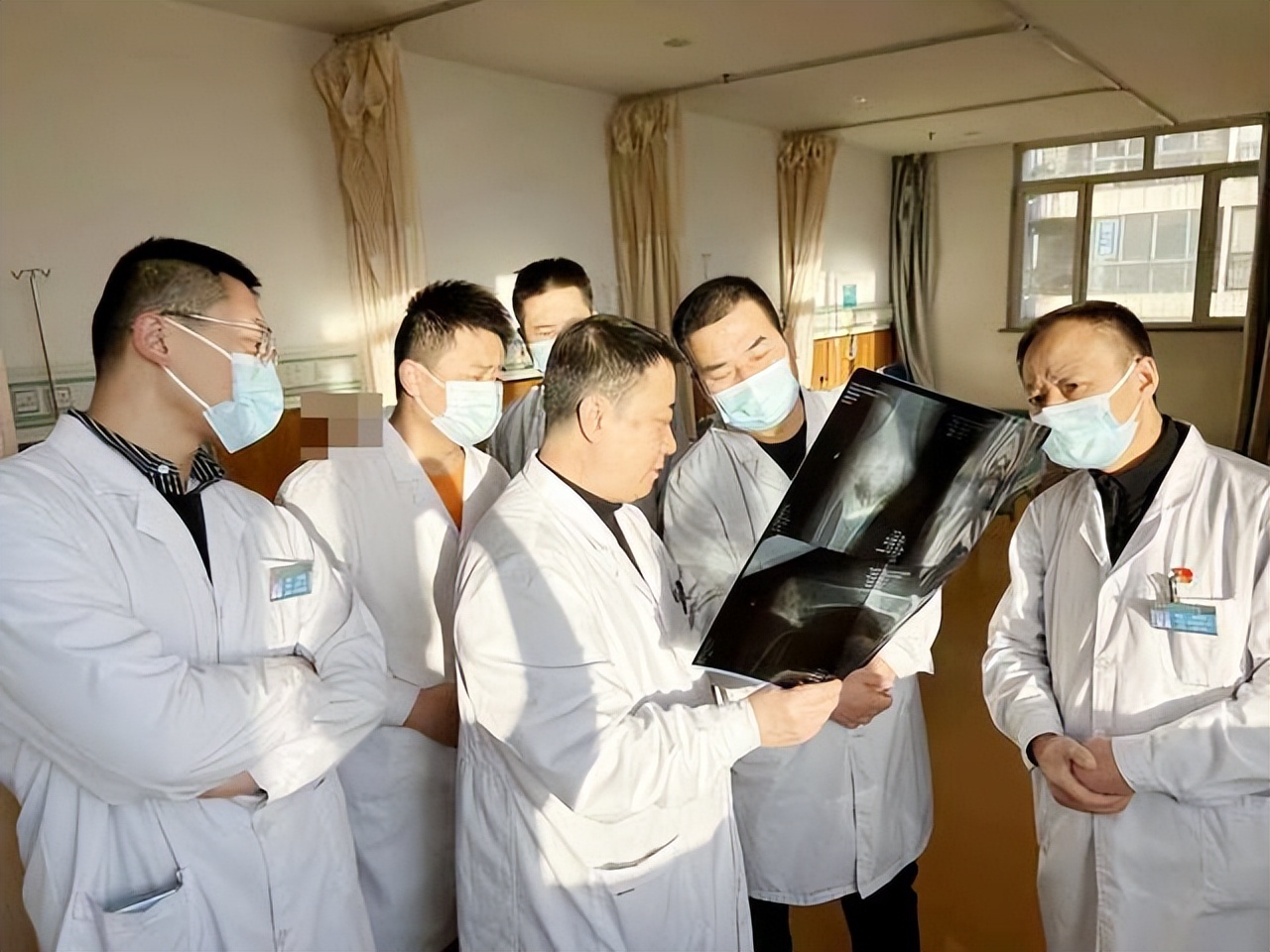 挑战“高龄禁区”！99岁老人股骨头置换，术后第二天下床活动