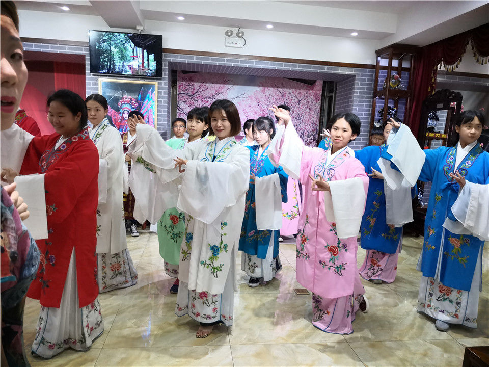 千人百校互助共建 锦江都江堰率先牵手