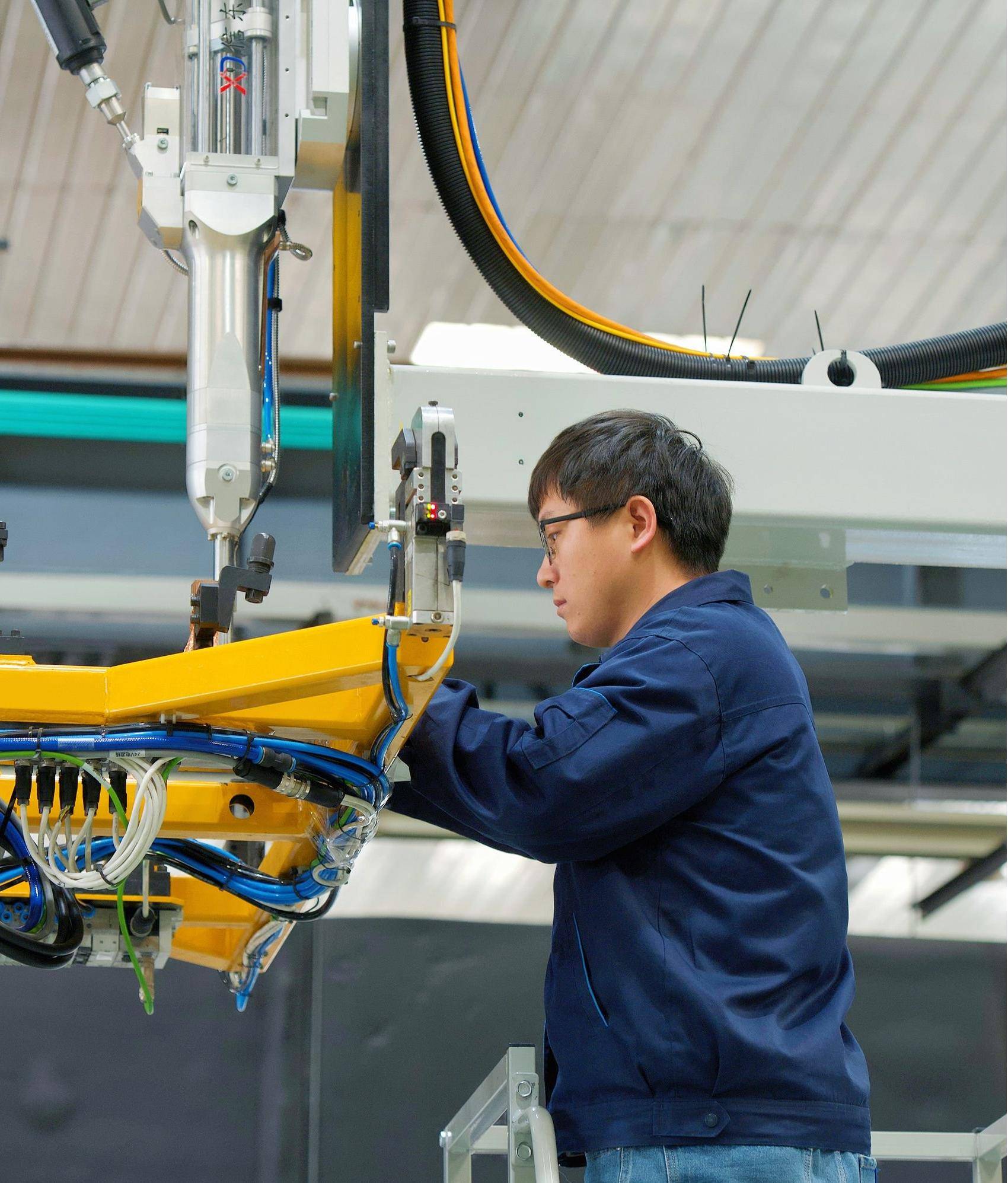 工信部:拓展“人工智能+”典型应用场景,机器人ETF(159770)净申购超5000万份,今日成交额深市同标的第一