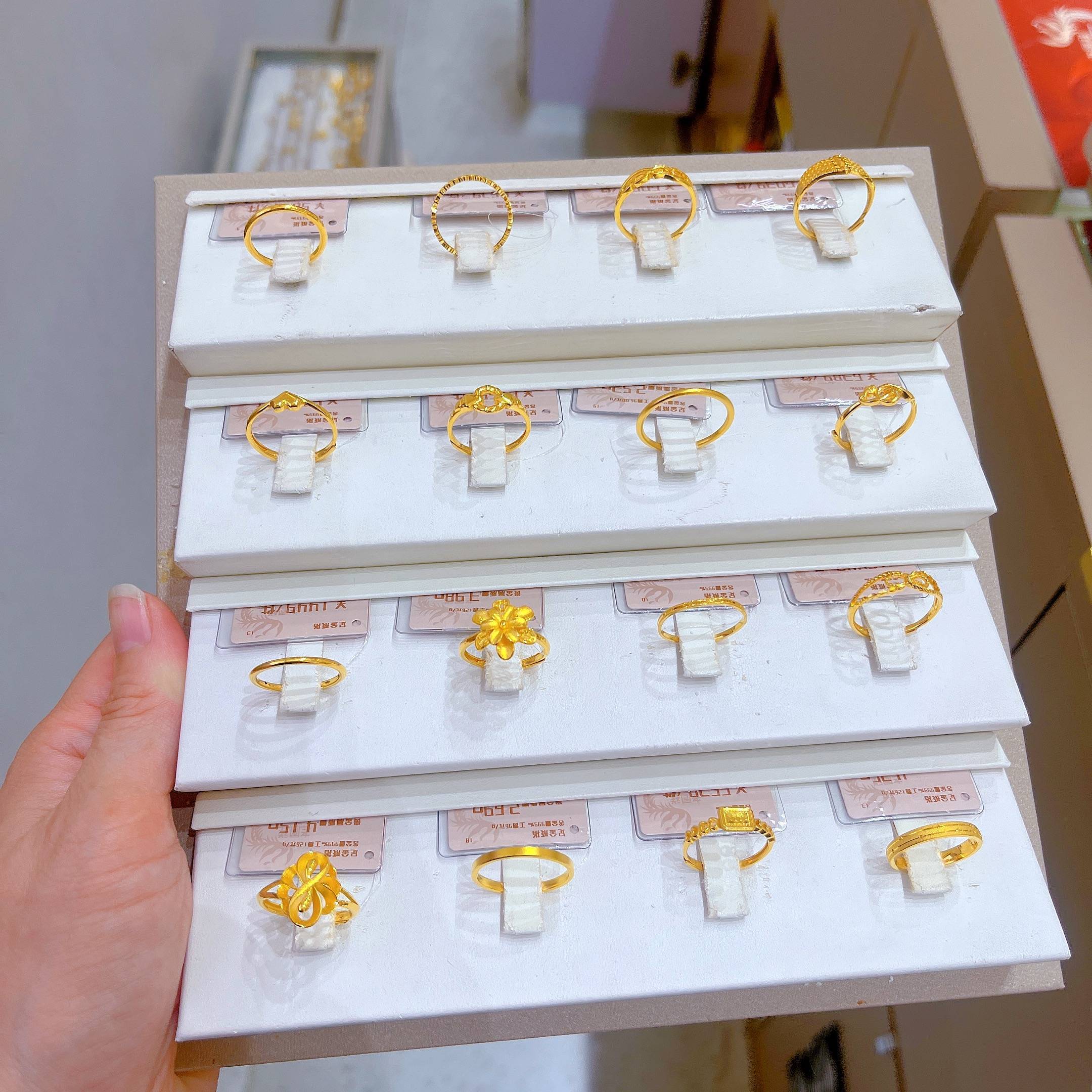 “性价比”金饰受青睐,多地金店素金戒指缺货断码