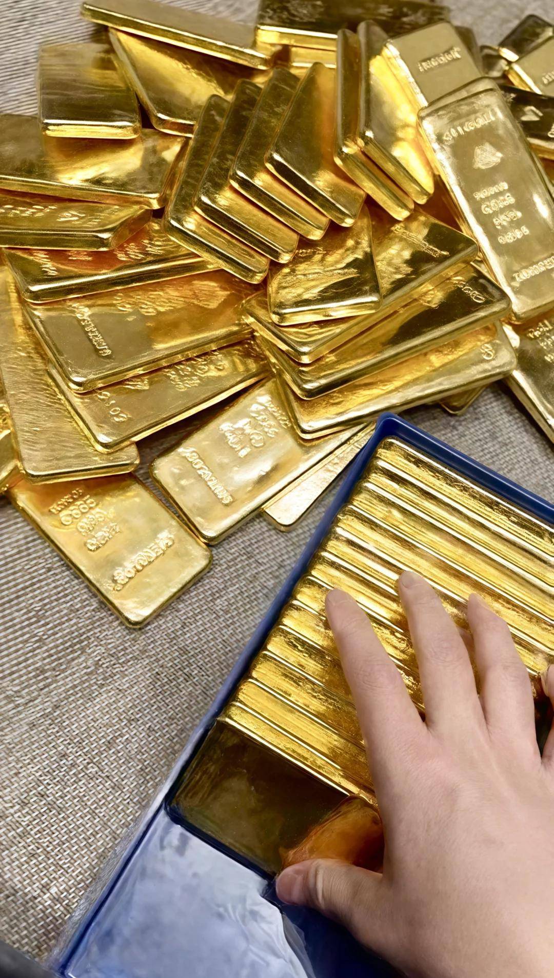 近30年来首次！全球央行黄金持有量超过美债，上海金ETF（159830）大幅高开2%冲击五连阳，机构：看好金价中期持续上涨