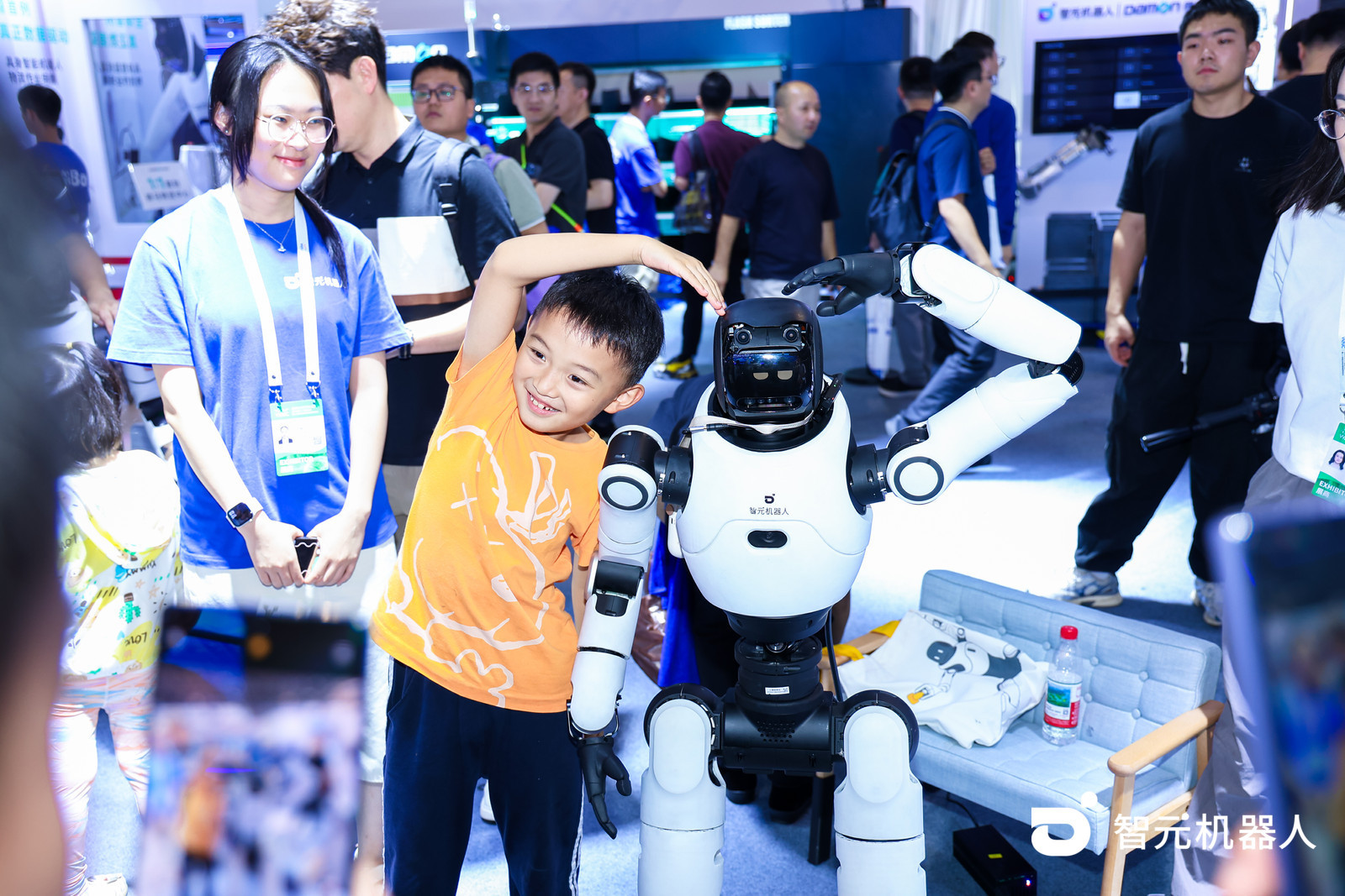 立讯精密预计今年出货3000台人形机器人！机器人ETF（159770）月内日均成交额近3亿元居深市同标的第一