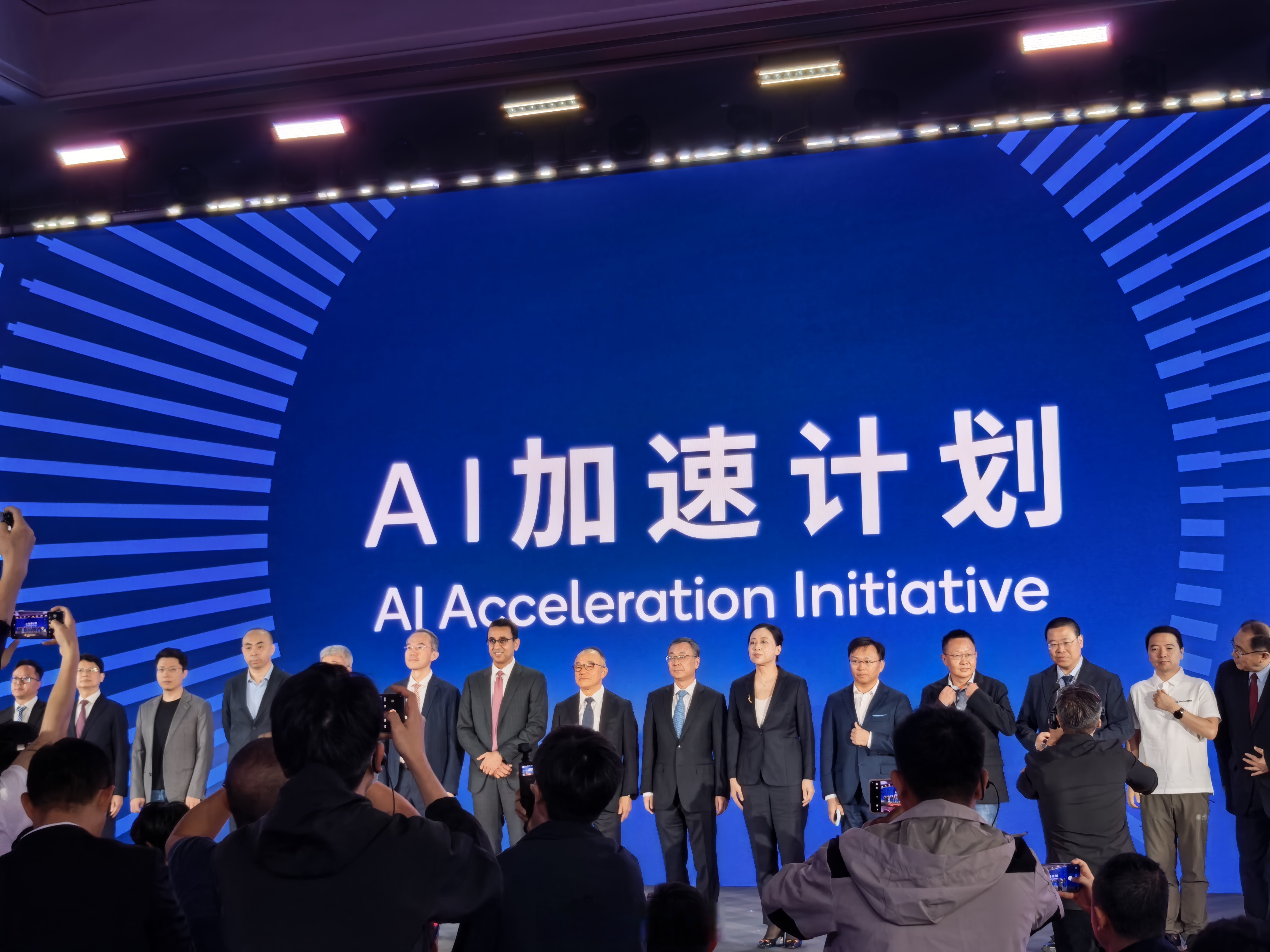 科技巨头加码端侧AI，科创板人工智能ETF（588930）高开，机构：外资对中国科技股持股比例持续偏低