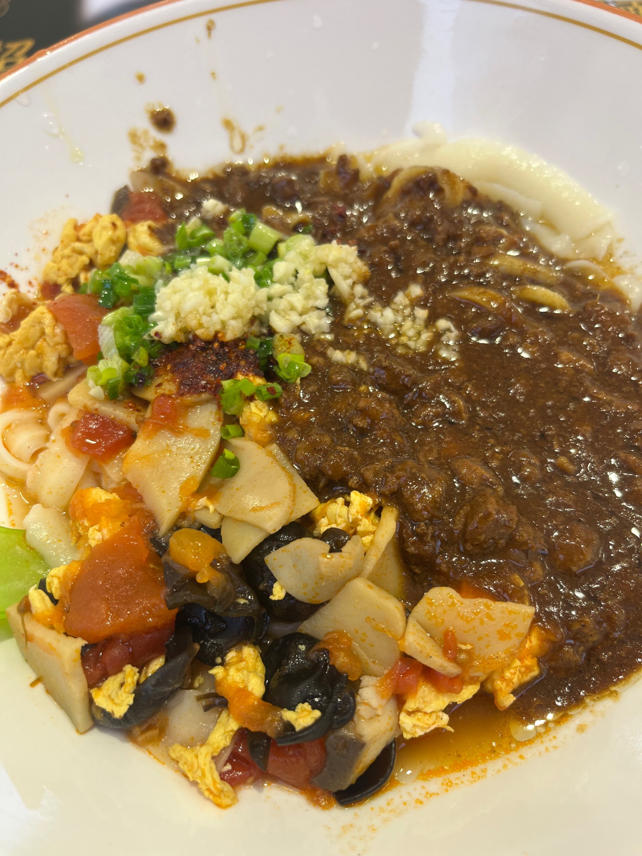 “新式面馆第一股”上市遇冷,遇见小面破发,此前超额认购超400倍