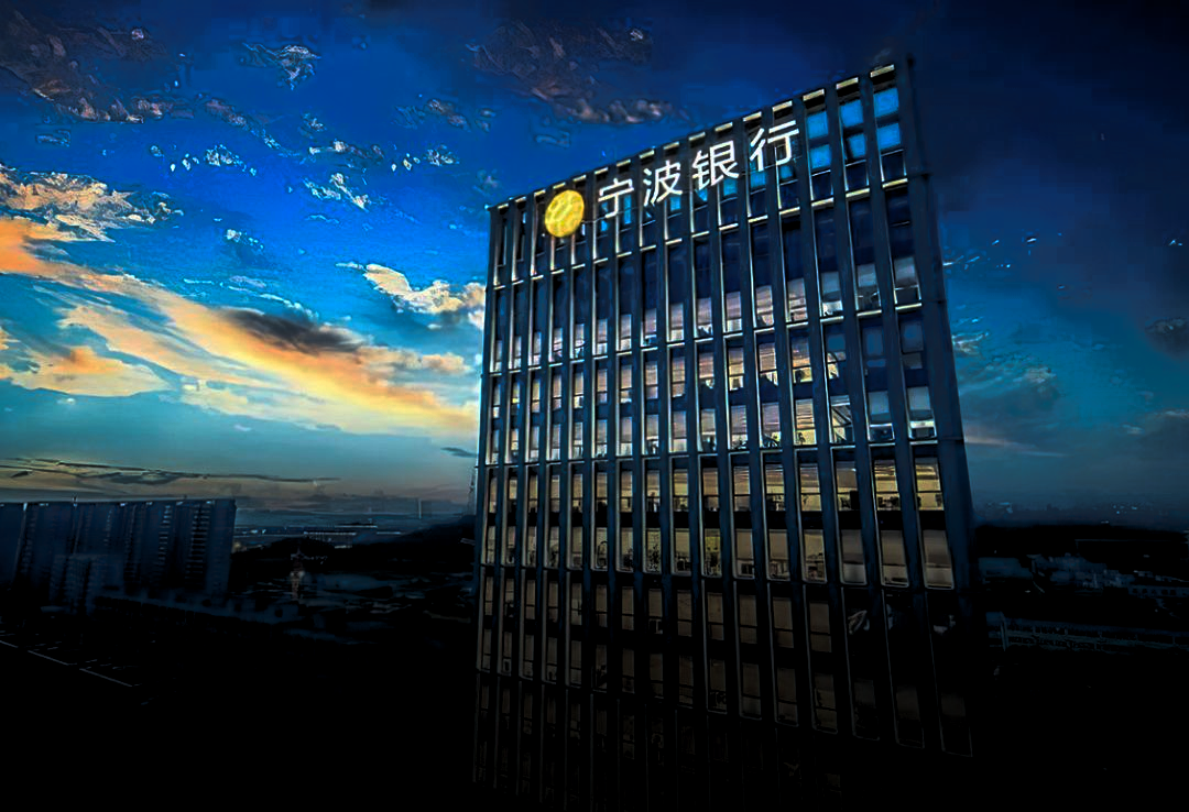 银行板块午后走强，上海银行、苏州银行涨近3%，中期分红进行时，26家银行拟合计派息超2600亿元