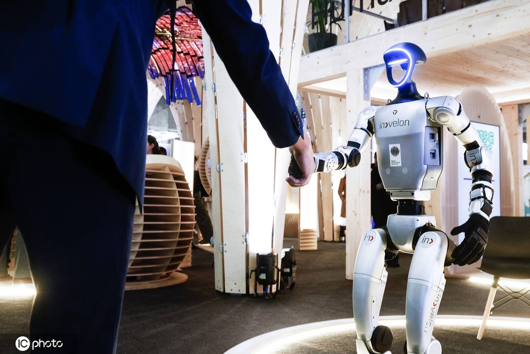 宇树科技冲刺IPO，机器人指数今日表现活跃收涨1.48%，银河中证机器人指数（021301）值得关注